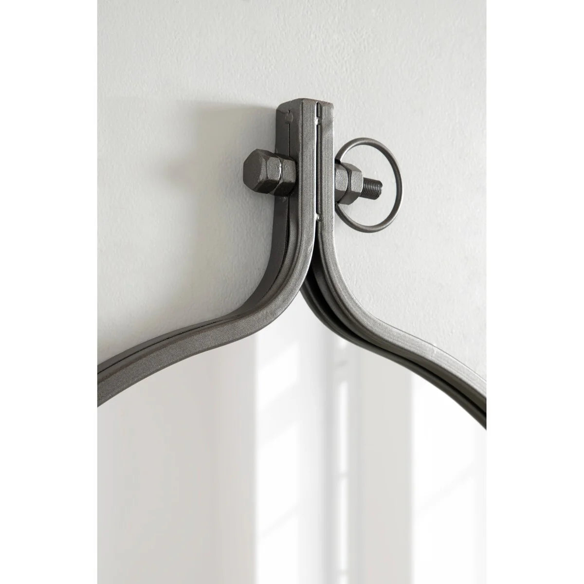 Kate and Laurel Yitro Round Wall Mirror